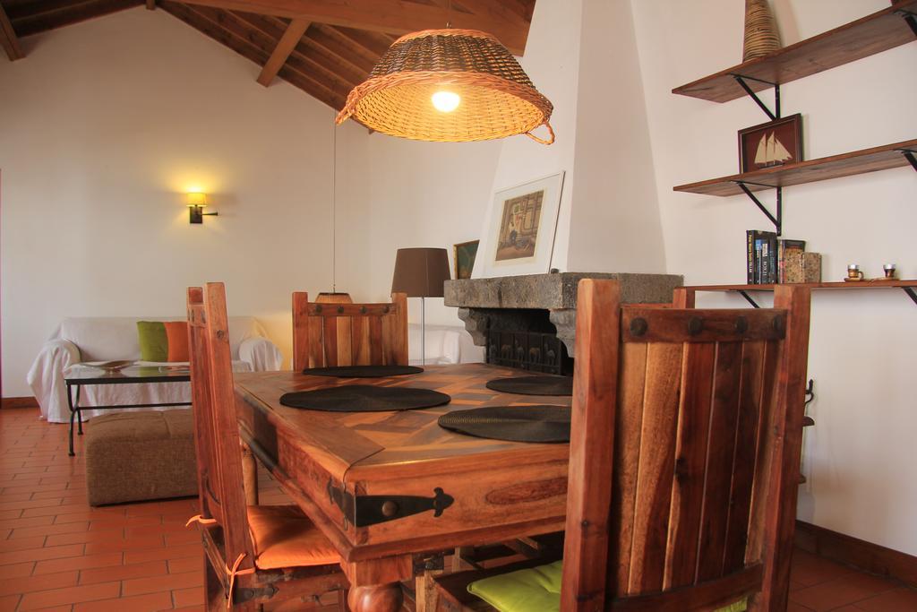 Santana Houses Rabo de Peixe Rom bilde
